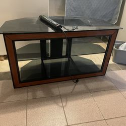 Glad TV Stand