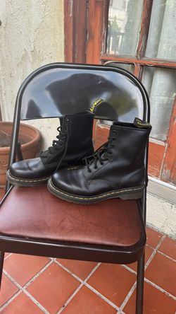 Dr. Martens 8-eye black leather boots