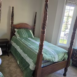 . Vintage Twin 4 Poster Bed With Linens