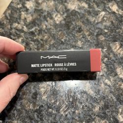 NEW MAC MATTE LIPSTICK IN NATURAL BORN LEADER FULL SIZE $12!