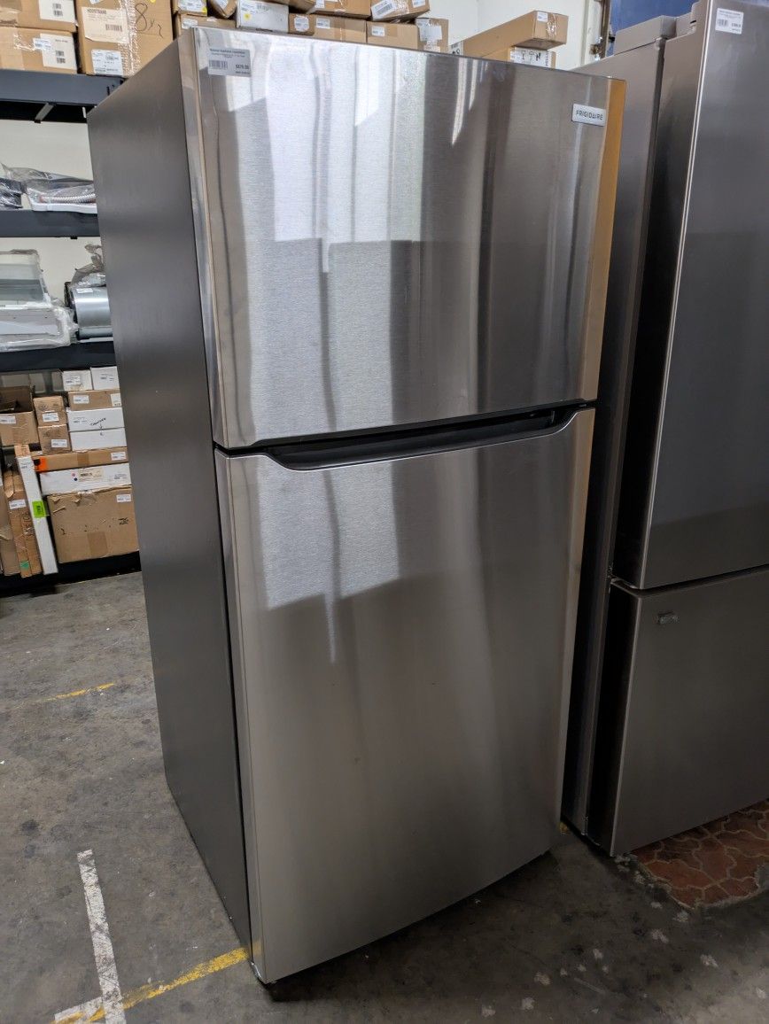 Frigidaire FFTR2045VS
30 Inch Freestanding Top Freezer Refrigerator