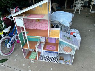 FREE Dollhouse – Used, Good Condition (Needs Minor Repair) 🏠🎀