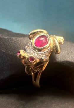 Figural Gold Frog Ring