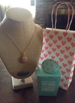 Beautiful Origami Owl rose gold locket and chain w/ Swarovski crystals