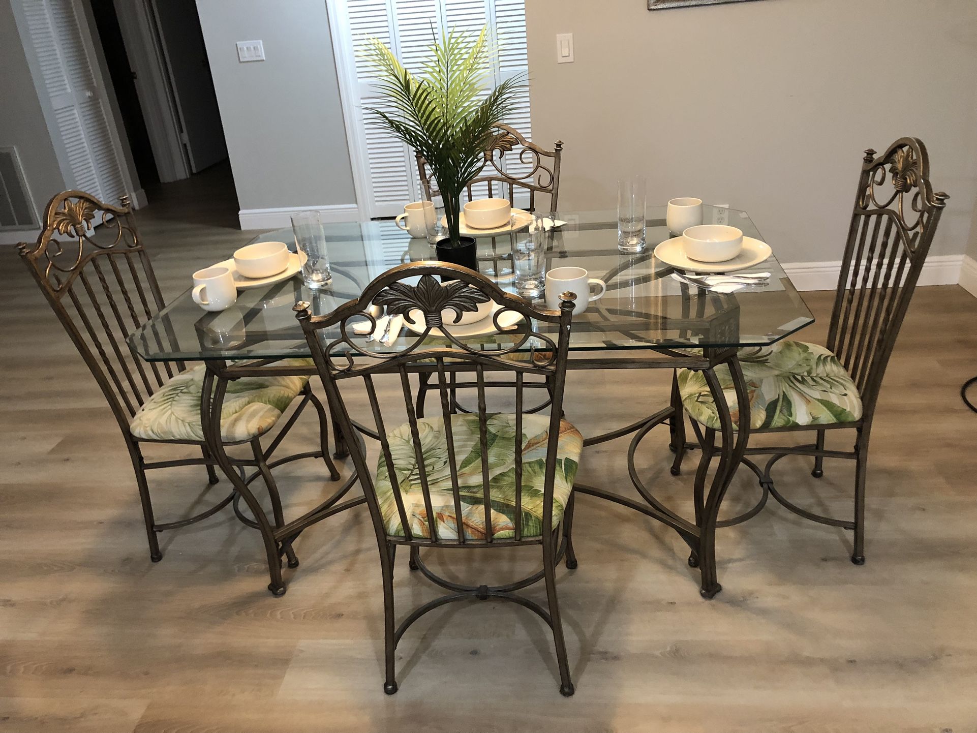 Glass Top Dining Room Table With 4 Matching Chairs And 4 Matching Barstools