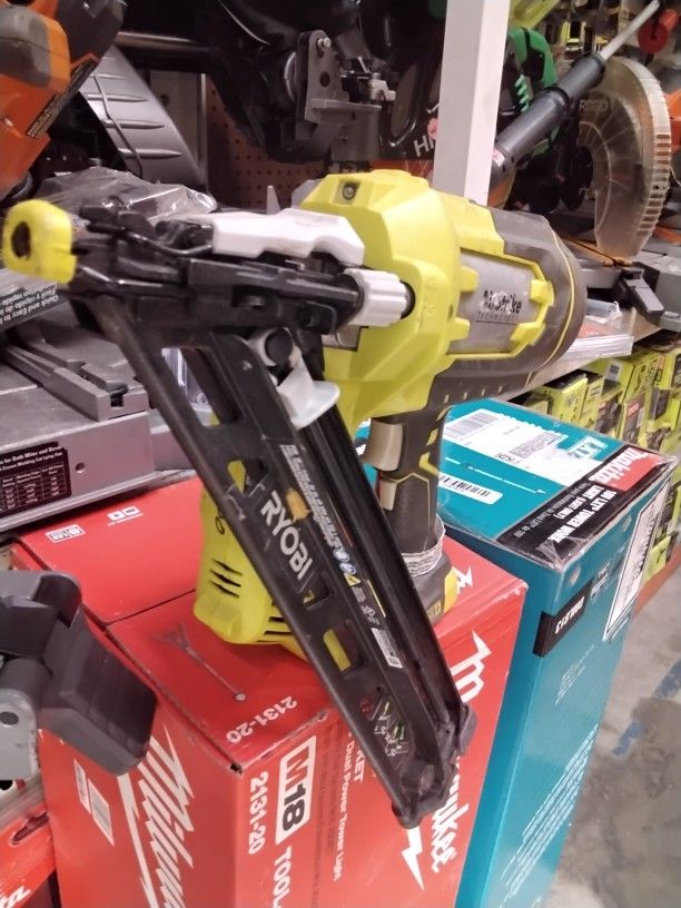 Ryobi ONE+ 18V Lithium Ion Cordless AirStrike 15 Gauge Angled