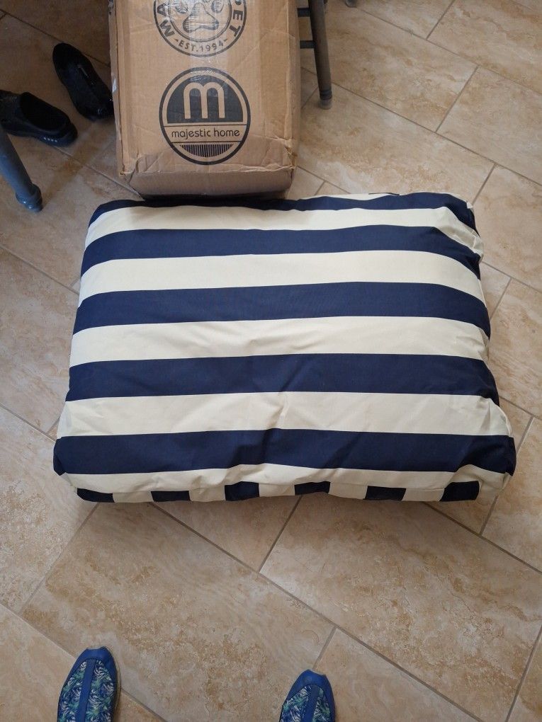 Dog Bed 36x28 New Navy & Cream 