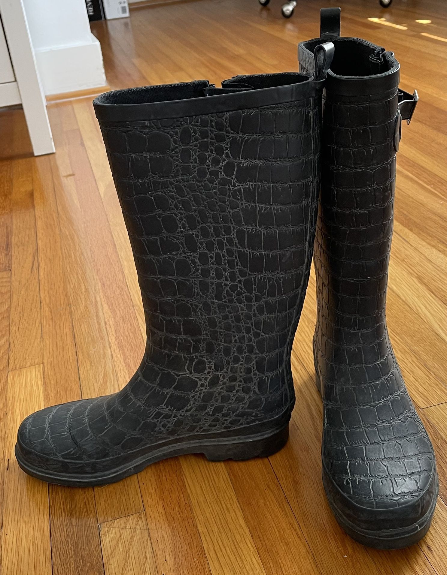 Rampage Women’s Raveyn Crocodile Black Rubber Rain Boots, size 6