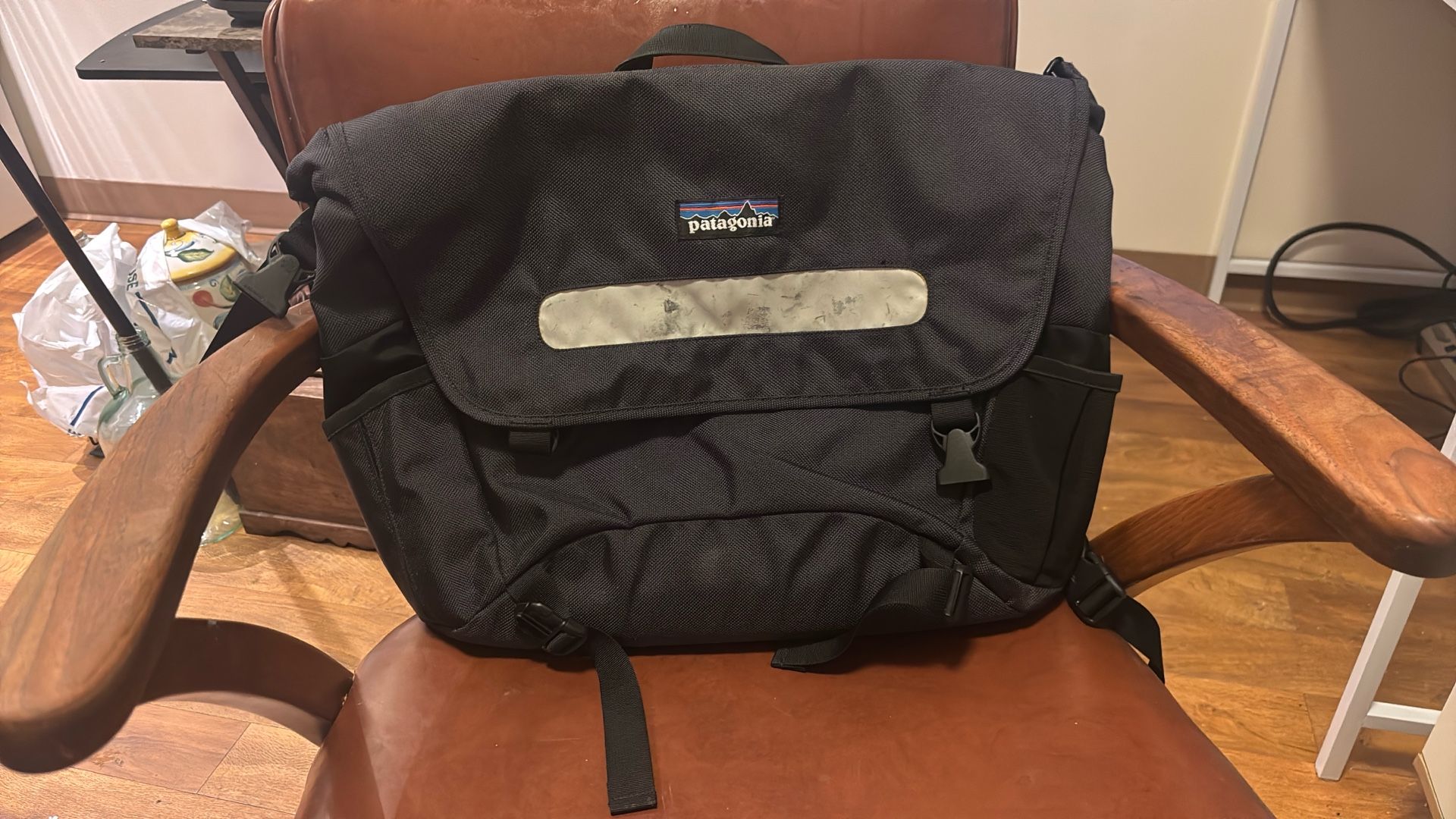 Patagonia Messanger Bag - black color