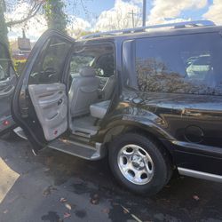 2001 Lincoln Navigator.