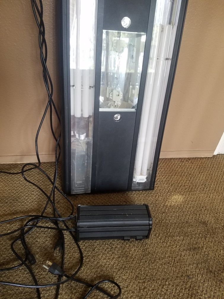 60$ o.b.o Coralife Aqualight Pro Metal Halide Aquarium Light Fixture, 36-Inch Fish light.. Has legs