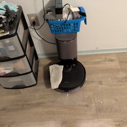 Deebot Aivi Smart Vacuum/Mop With Auto Empty Station, Bags And Extra Parts $60 Or Best Offer 