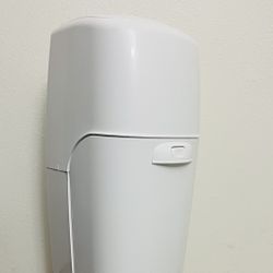 Playtex Diaper Genie Complete pail + 4 Refill Bags 