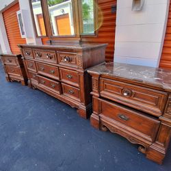 Kng Sz Bd St With Base Good Condition