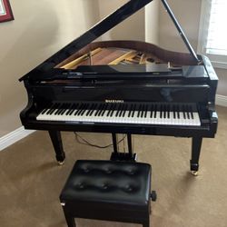 Suzuki Baby Grand Piano 