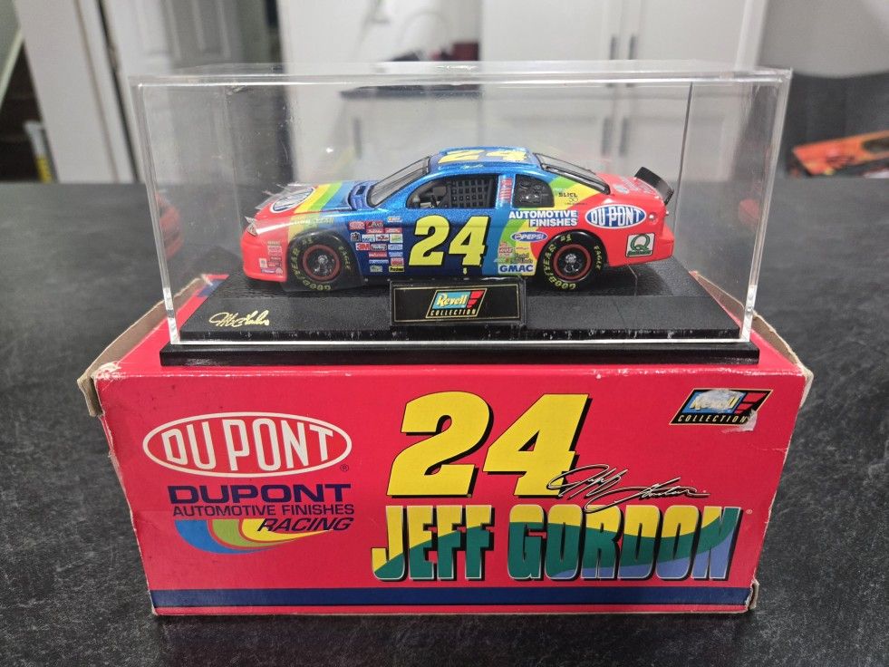 1998 Revell Dupont Racing # 24 Jeff Gordon -- 1:24th Scale stock car