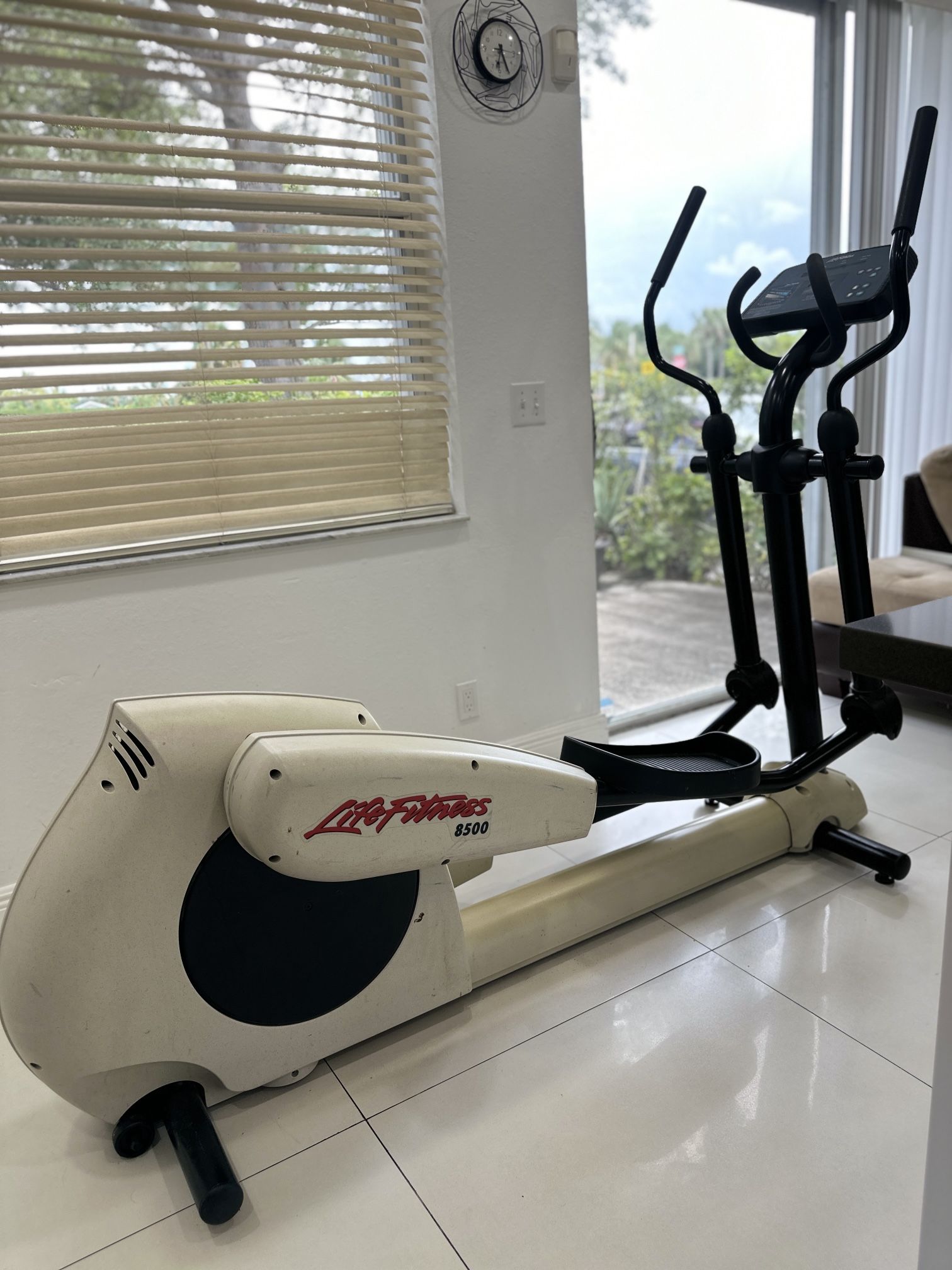 ELLIPTICAL 8500 Life Fitness-Used