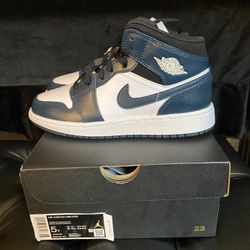 Air Jordan 1 MID Big Kids Shoe Size:5Y