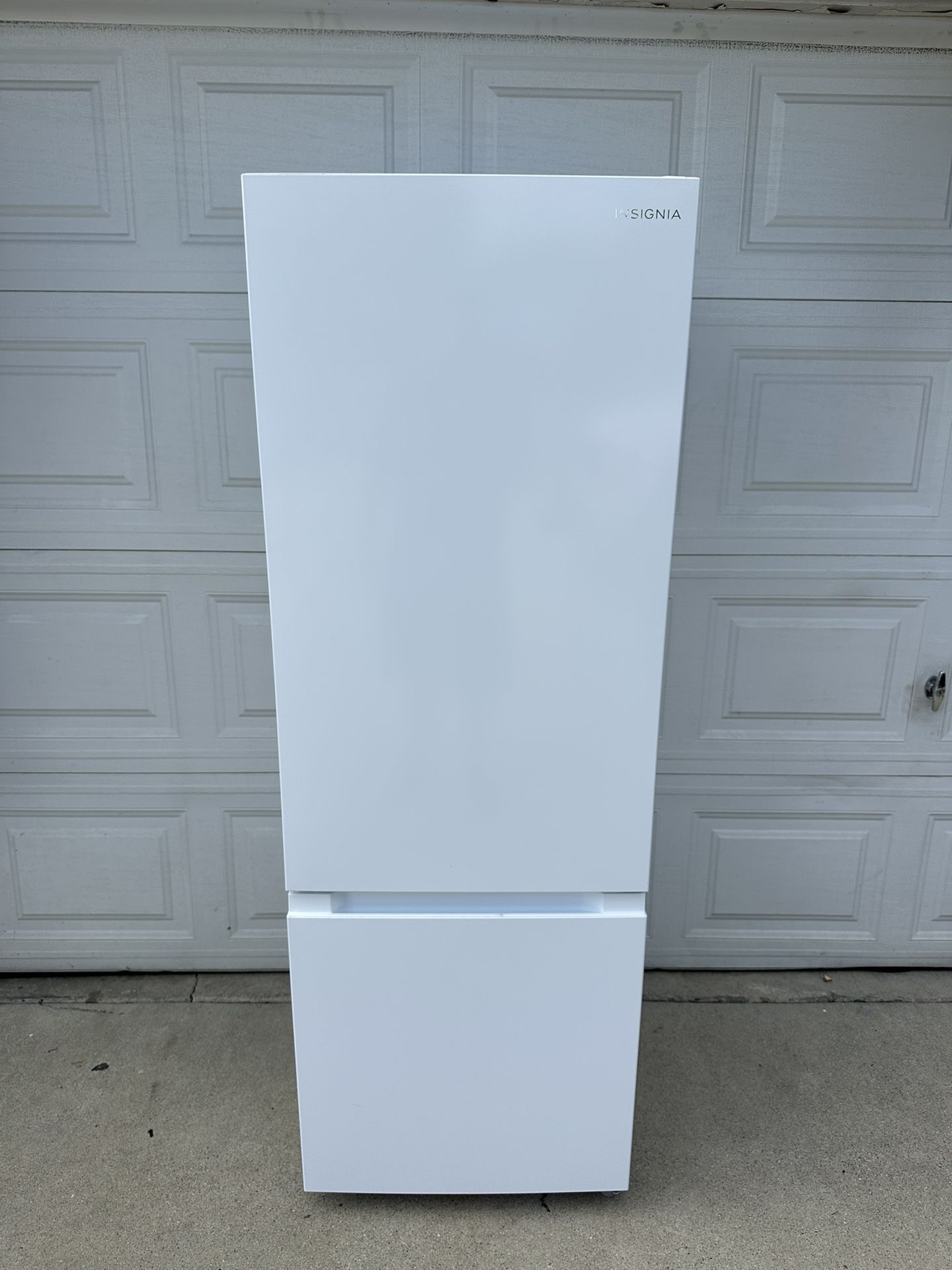 Insignia 11.5 Cu. Ft. Refrigerator 
