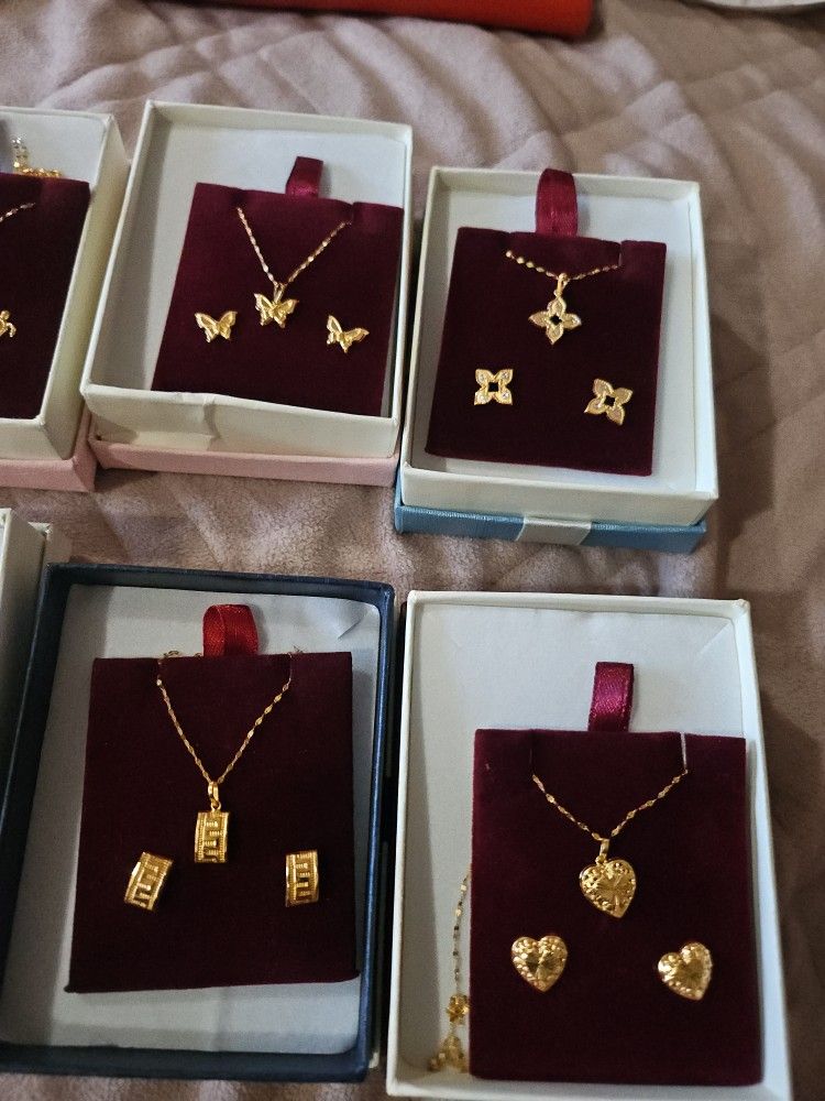Screw Earring And Necklace Set
18 Karat Gold