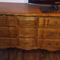Thomasville French Provincial Serpentine Brown 9 Drawer Dresser 