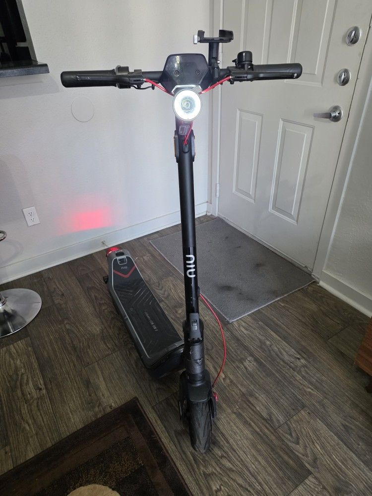 KOi3Max Input Voltage: 54.6V-- Nominal Capacity: 608.4 Wh Nominal Max Speed: 20 mph [32 km/h) Maximum Permissible Payload: 265 lbs [120 kg] Net Weight