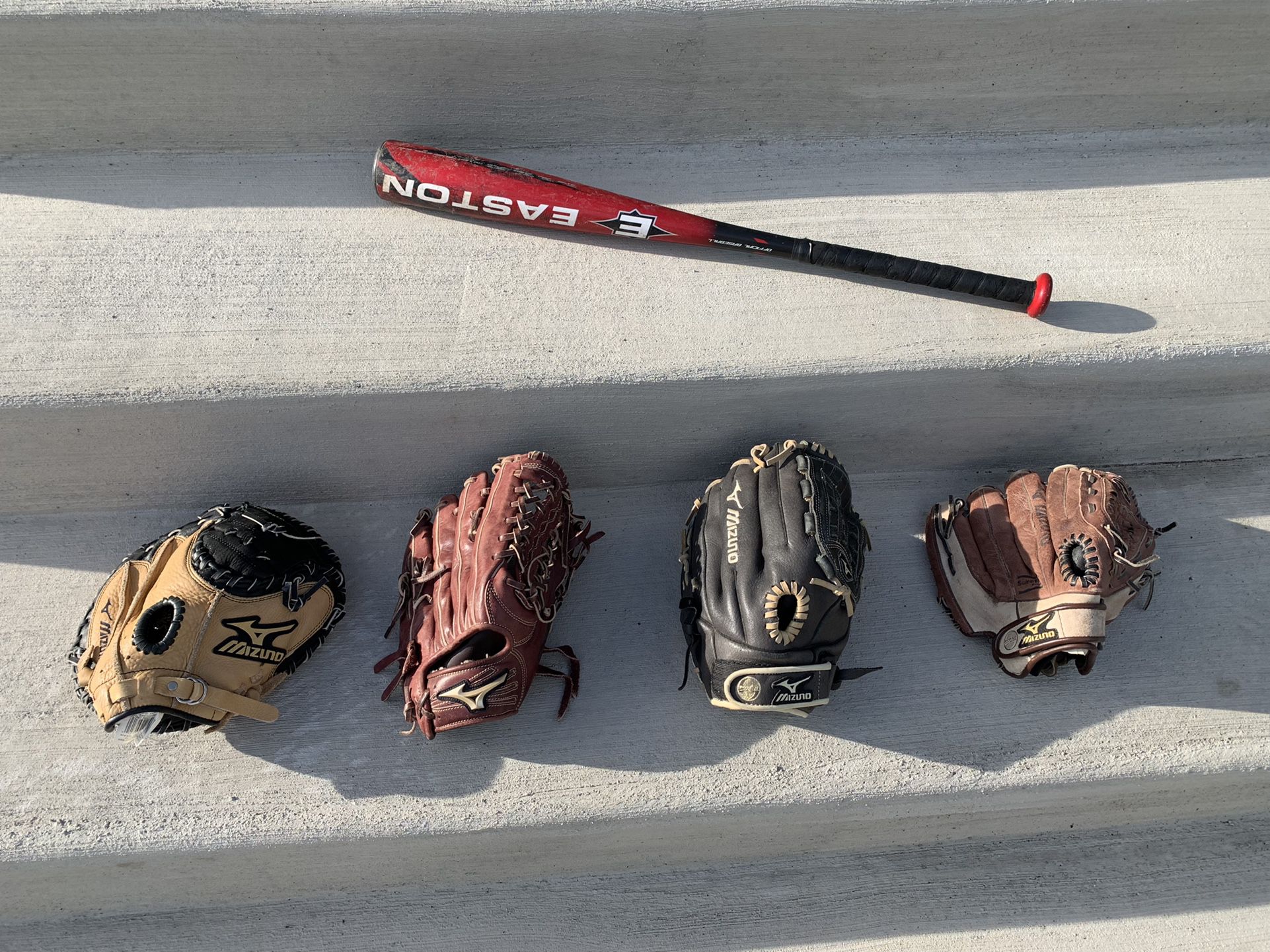 Mizuno premier softball-baseball gloves ⚾️ $25 each