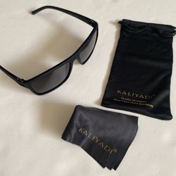 Polarized black sunglasses 