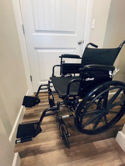 Drive Medical Silver Sport 1 Wheelchair with Full Arms and Swing away Removable Footrest