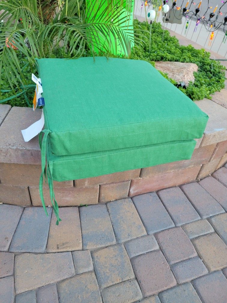 ARDEN 19 in x 19 in Moss Green Leala Square Outdoor Seat Cushion.