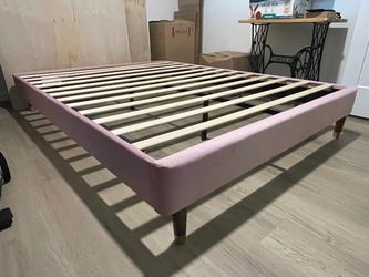 Queen platform bed in excellent condition