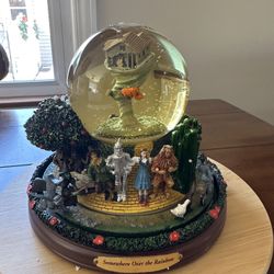 BRADFORD EXCHANGE Wizard Of Oz Rotating Snow Globe