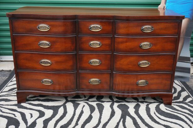 Henredon Heritage Swirl Mahogany Serpentine 12 Drawer Dresser - $495 (007 HAMPDEN STREET ANTIQUE MARKET)