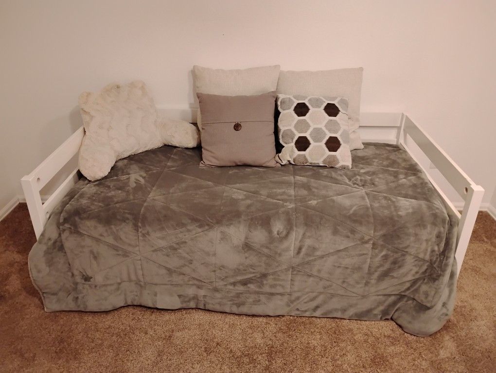 Twin Sized Day Bed With Trundle