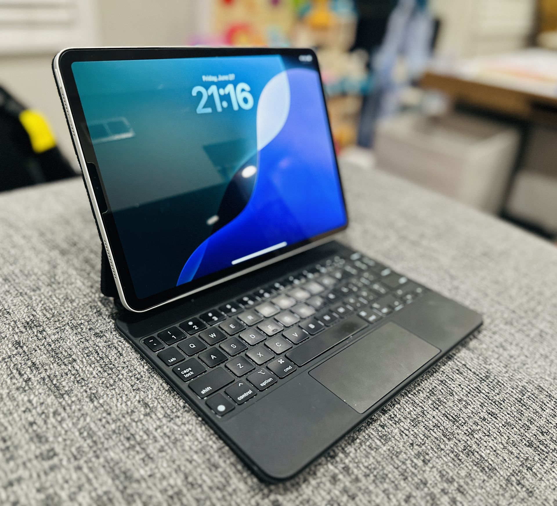 📱 iPad Pro 11” (2nd Gen) – 256GB + Apple Magic Keyboard – Great Condition!