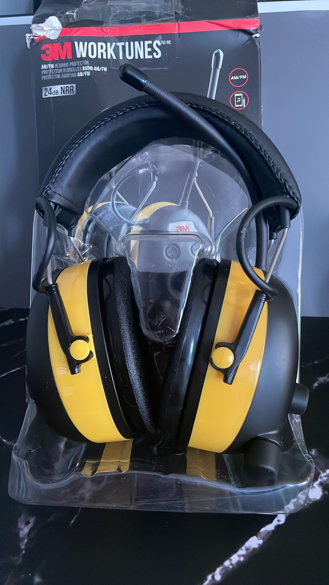 3M WorkTunes AM/FM Hearing Protector. Digital Radio
