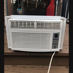 Air Conditioner Like New 6,000 BTU