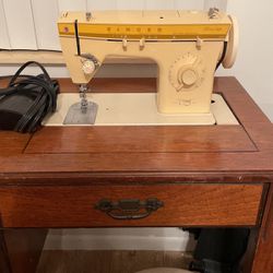Singer 360 Sewing Machine/Máquina De Coser