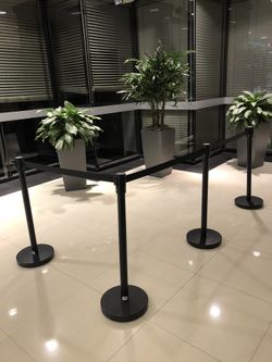 Retractable belt barrier