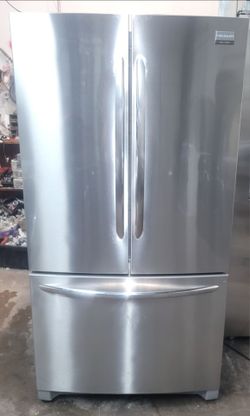 Frigidaire 25 cubic foot refrigerator with ice maker