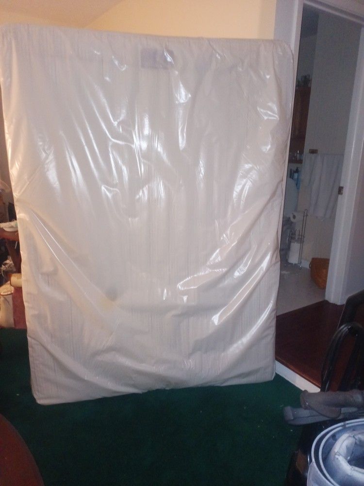 Full Mattress Sealy Posturepedic w dust cover