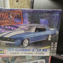 Revell '69 Camaro Z/28 RS plastic model kit. 