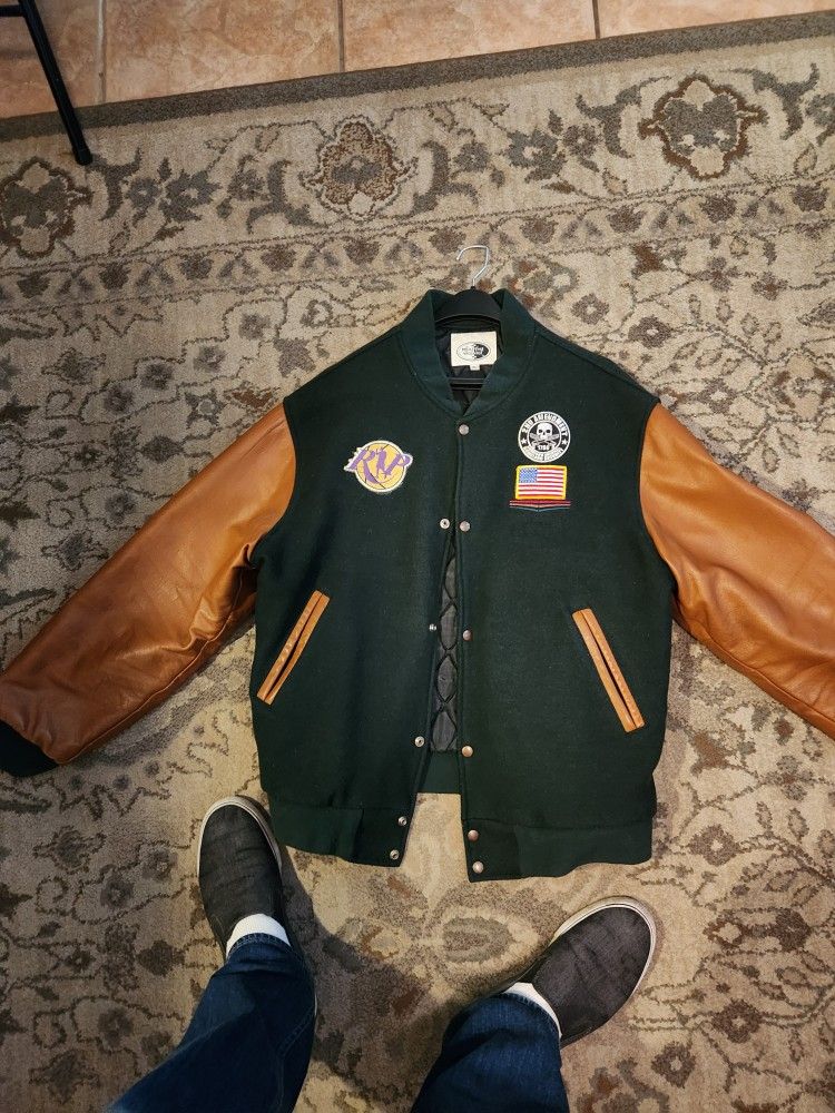 Very nice, comfy, warm and thick jacket with leather sleeves-XL men's Size