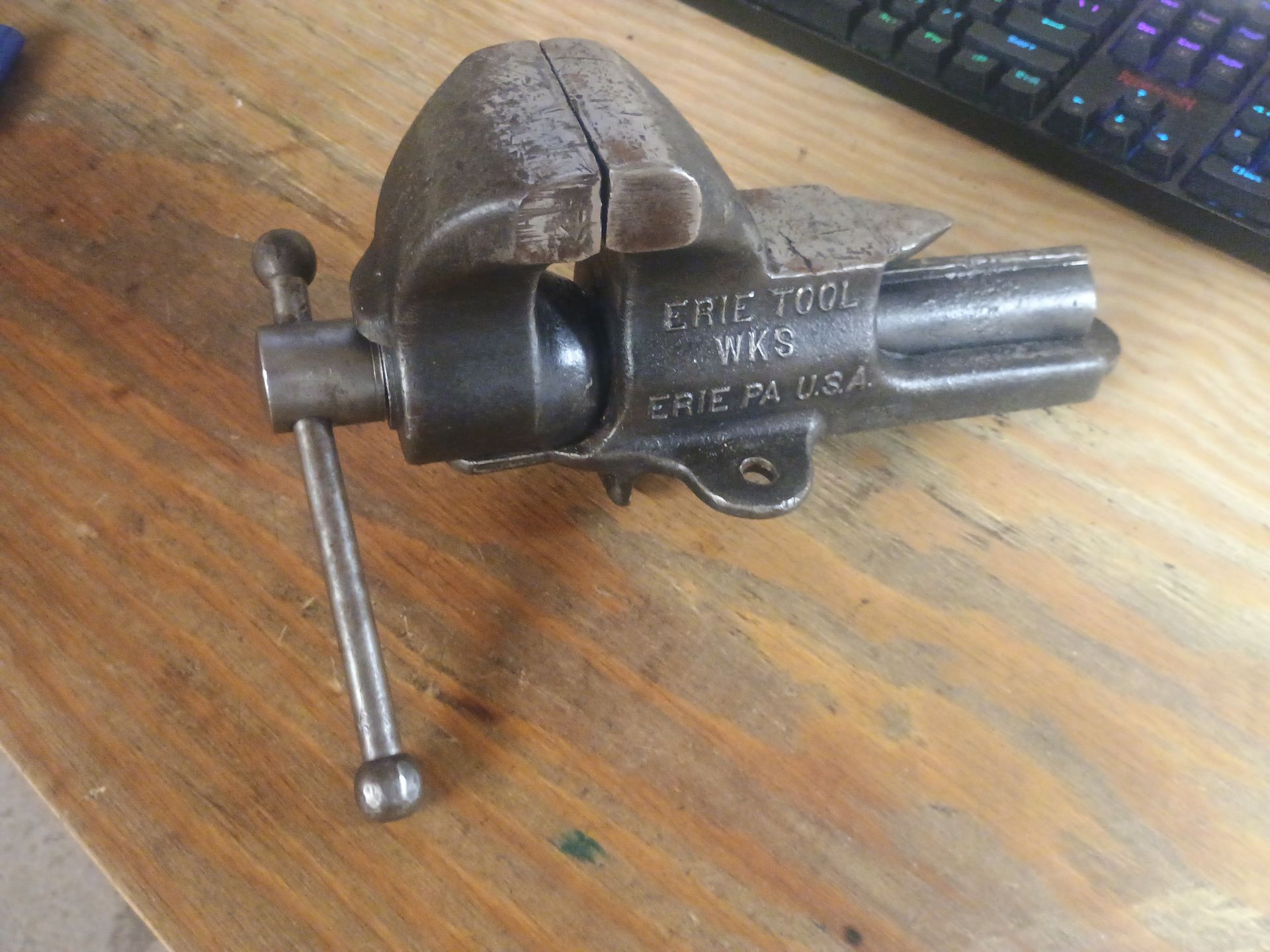 Bench vise