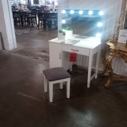 Nice Vanity With Lights And Stool ( Ask For Jose)