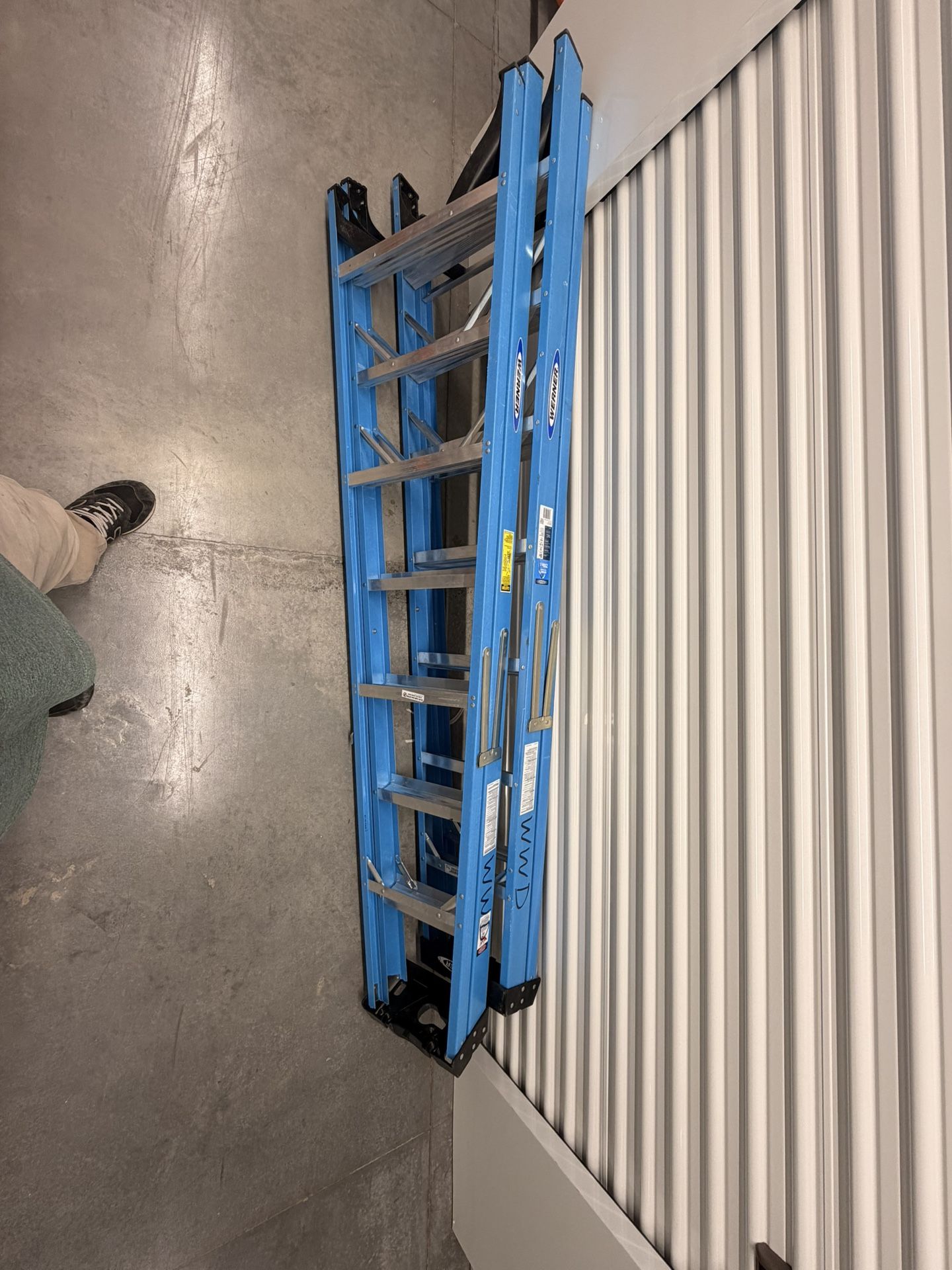 8’ Warner Ladder 250 Lbs. 