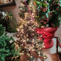4 Feet Chritmas Tree With Ligths NO STAND