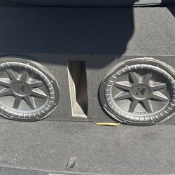 2 kickers in a box with amp