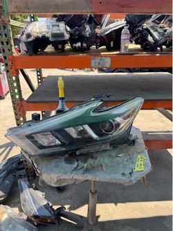 Nissan MAXIMA LEFT USED OEM HEADLIGHT (2016-2018)