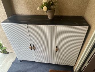 Shoe storage cabinet